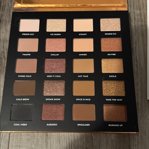 Iconic London Eyeshadow Palette with Warm and Cool Tones - Picture 1 of 4